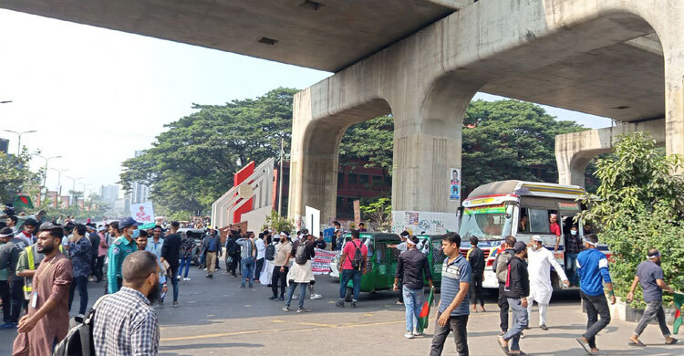 আগারগাঁওয়ে মোবাইল ফোন ব্যবসায়ীদের সড়ক অবরোধ