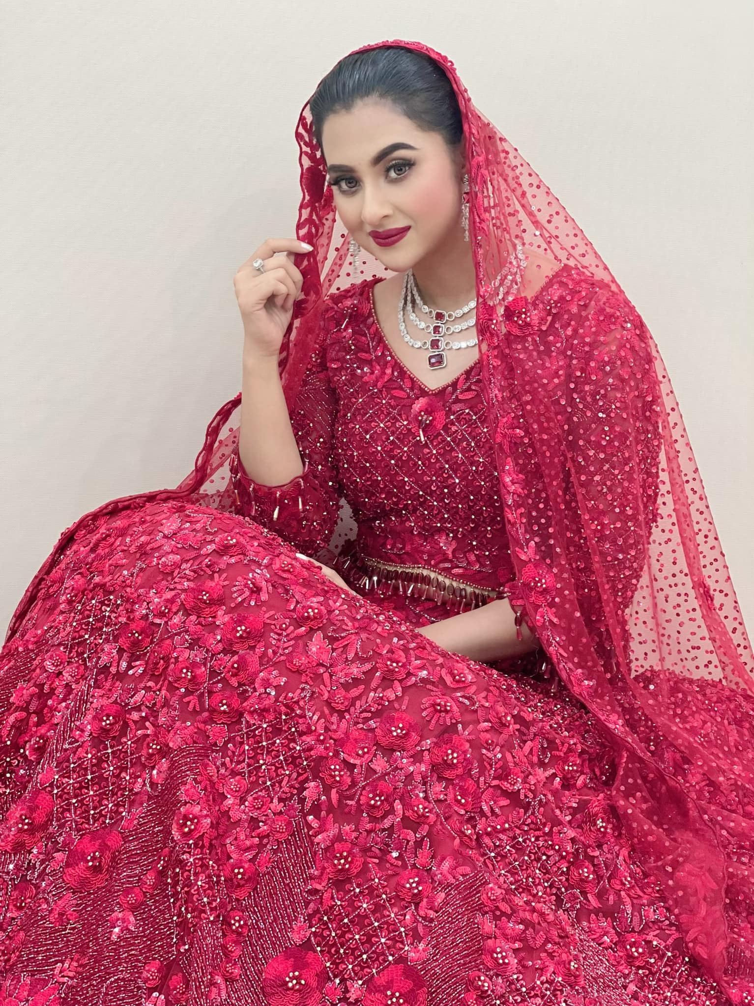 সোনার দামে চমক, তবু থেমে নেই বিয়ের সাজের জৌলুস