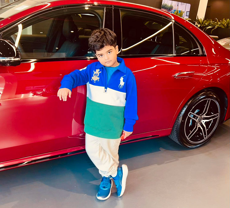 বীরকে নিয়ে গাড়ির শোরুমে বুবলী, লিখলেন আমাদের ছেলে ‘গাড়িপ্রেমী’