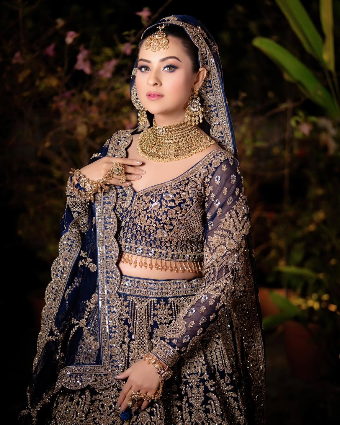 নীল লেহেঙ্গায় যেন রূপকথার রাজকন্যা বুবলী