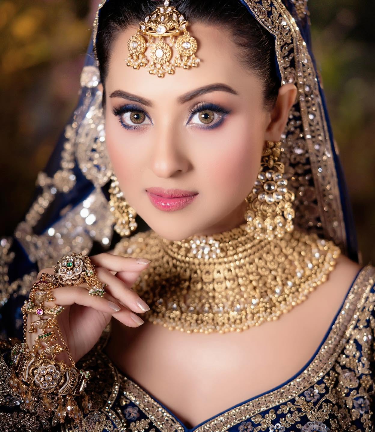 নীল লেহেঙ্গায় যেন রূপকথার রাজকন্যা বুবলী