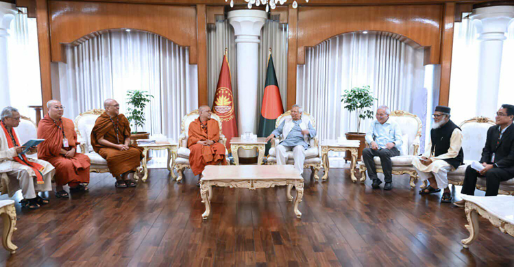 প্রধান উপদেষ্টার সঙ্গে বৌদ্ধ ধর্মীয় নেতাদের শুভেচ্ছা বিনিময়