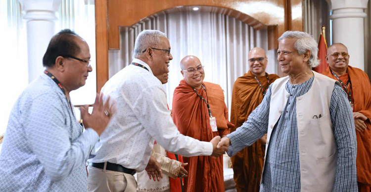 প্রধান উপদেষ্টার সঙ্গে বৌদ্ধ ধর্মীয় নেতাদের শুভেচ্ছা বিনিময়