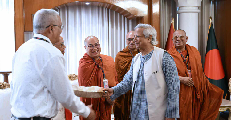 প্রধান উপদেষ্টার সঙ্গে বৌদ্ধ ধর্মীয় নেতাদের শুভেচ্ছা বিনিময়