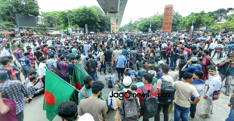 প্রকৌশল শিক্ষার্থীদের শাহবাগ অবরোধ, যান চলাচল বন্ধ
