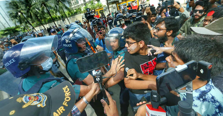 যমুনা অভিমুখী প্রকৌশল শিক্ষার্থীদের ওপর পুলিশের লাঠিচার্জে আহত ৬