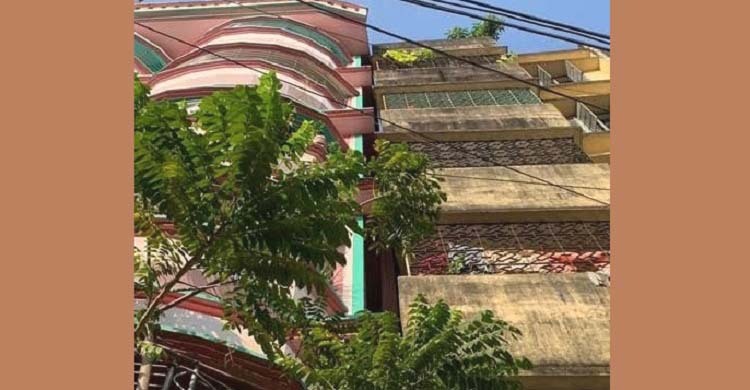 ভূমিকম্পে হেলে পড়েছে সাবেক মেয়র মনজুরের সাততলা ভবন