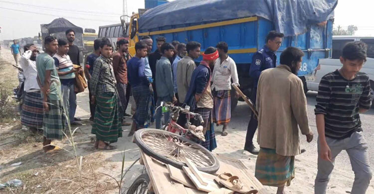 টাঙ্গাইলে বাসচাপায় ভ্যানচালকসহ যাত্রী নিহত