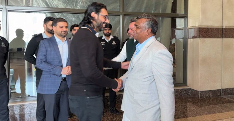 হঠাৎ লাহোরে গেলেন বুলবুল, আইসিসি ও পিসিবির সঙ্গে বসবেন বৈঠকে