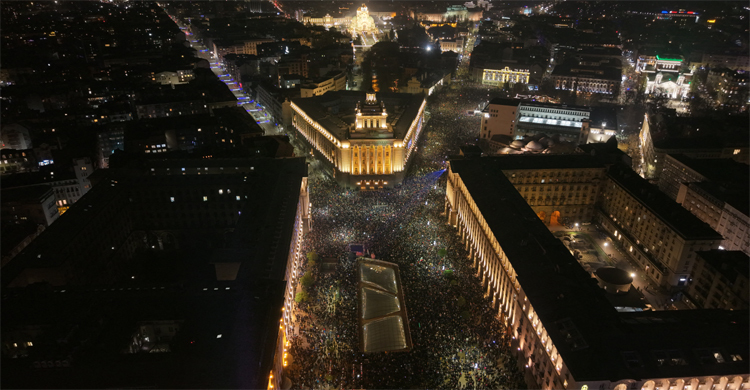 বুলগেরিয়া সরকারের পদত্যাগের দাবিতে হাজারো মানুষের বিক্ষোভ