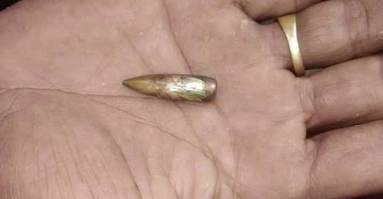 বসতবাড়িতে গুলি এসে পড়ায় টেকনাফের হোয়াইক্যং সীমান্তে আতঙ্ক