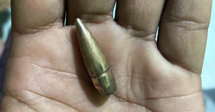 মিয়ানমার থেকে ছোড়া গুলি এসে পড়লো বাংলাদেশির ঘরে