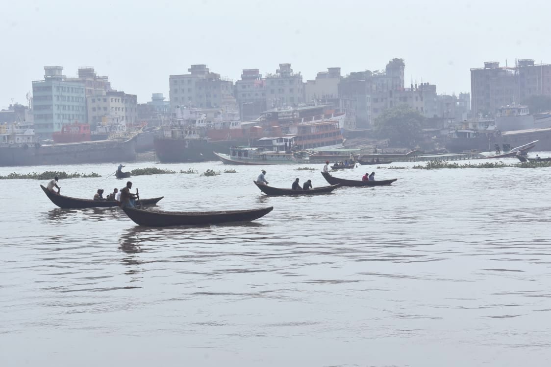 বর্ষার ছোঁয়ায় প্রাণ ফিরে পায় বুড়িগঙ্গা