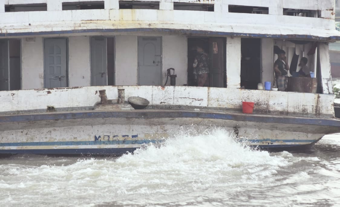 বর্ষার ছোঁয়ায় প্রাণ ফিরে পায় বুড়িগঙ্গা