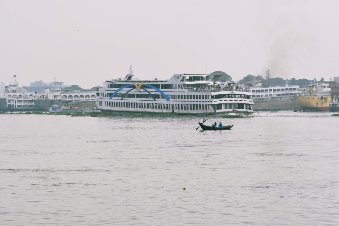 বর্ষার ছোঁয়ায় প্রাণ ফিরে পায় বুড়িগঙ্গা