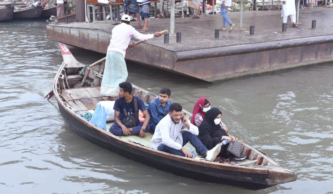বর্ষার ছোঁয়ায় প্রাণ ফিরে পায় বুড়িগঙ্গা