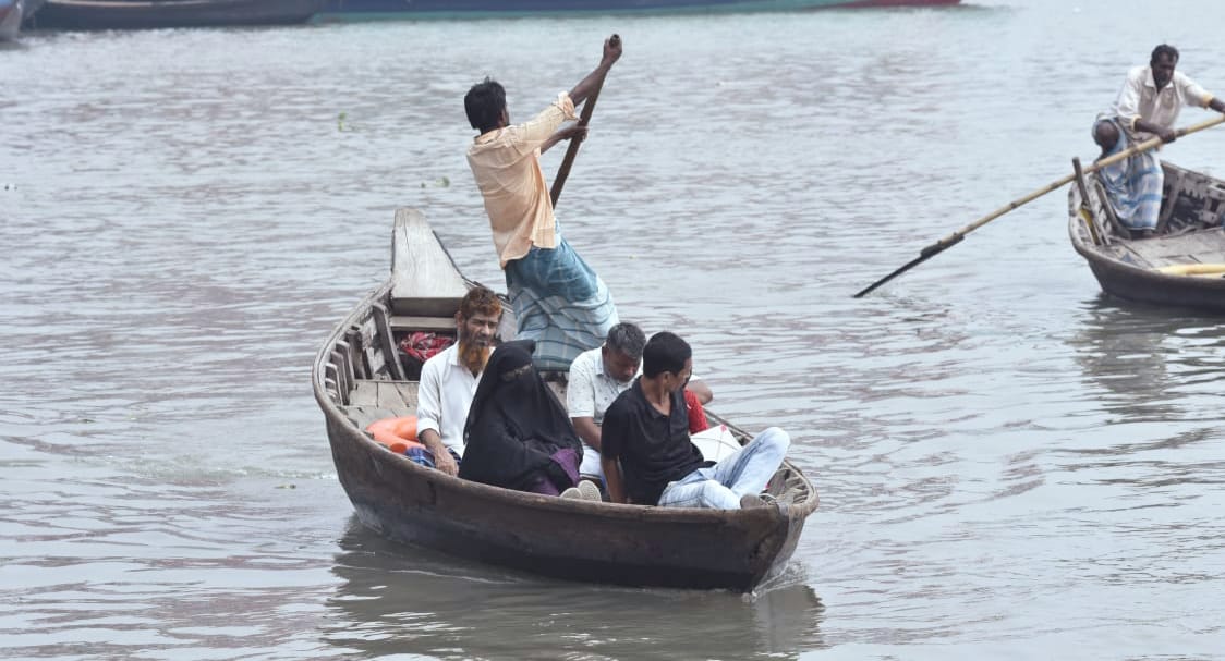 বর্ষার ছোঁয়ায় প্রাণ ফিরে পায় বুড়িগঙ্গা