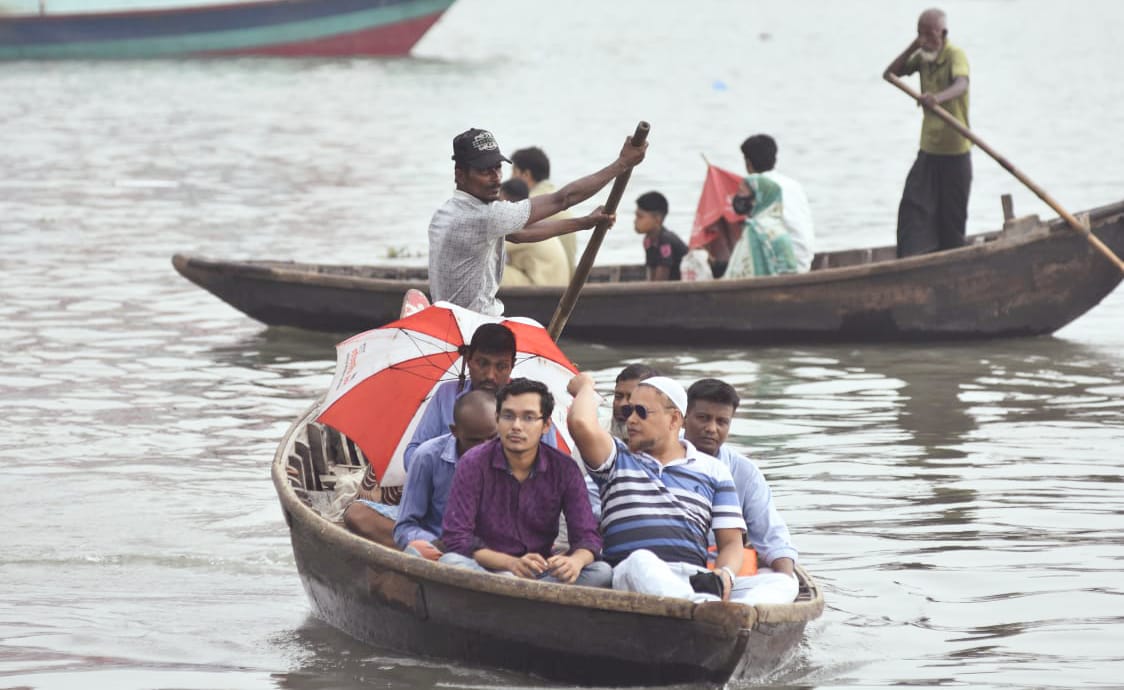 বর্ষার ছোঁয়ায় প্রাণ ফিরে পায় বুড়িগঙ্গা
