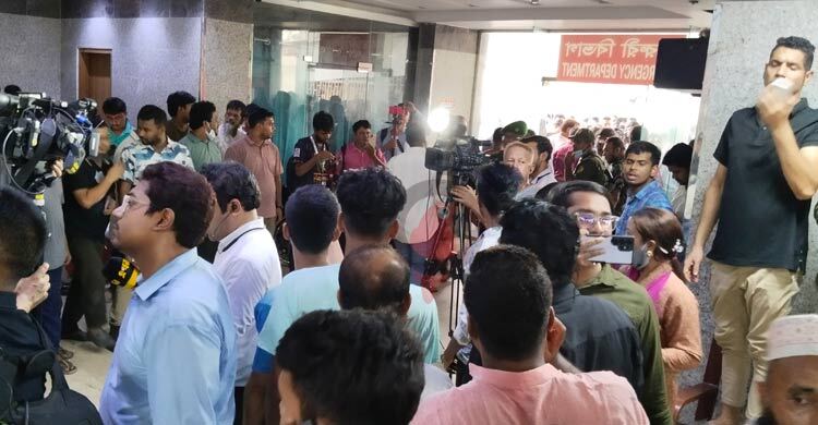 বার্ন ইনস্টিটিউটে স্বজনদের ভিড়, চাপ সামলাতে হিমশিম পুলিশ-আনসার