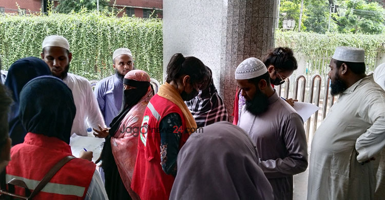 রক্ত দিতে সকাল থেকেই বার্ন ইনস্টিটিউটে মানুষের ঢল