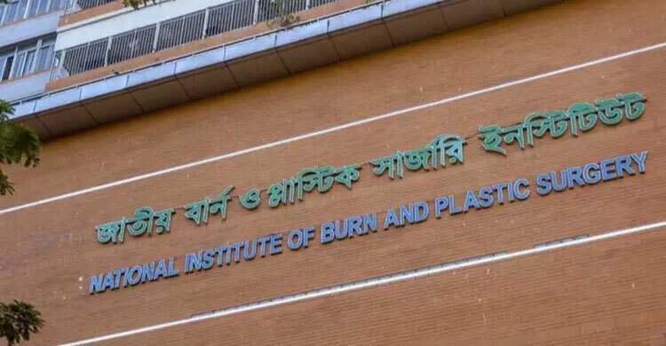 দগ্ধ স্বামীর পর চলে গেলেন স্ত্রী, হাসপাতালে ৩ মেয়ে