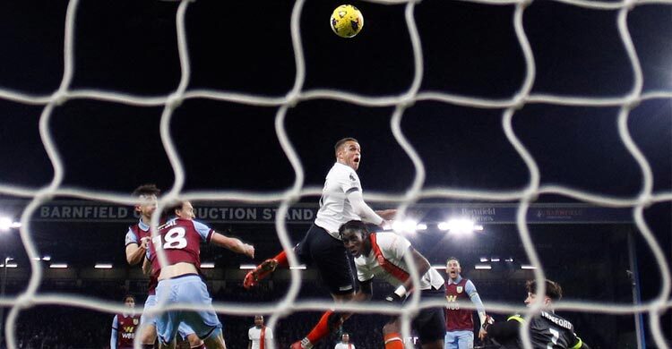 Morris scores late equaliser to rescue point for Luton at Burnley