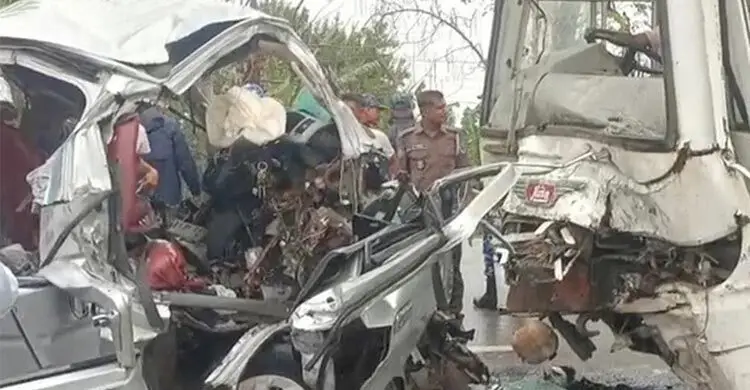 বিয়ের আনন্দ শোক হয়ে নেমে এলো সড়কে