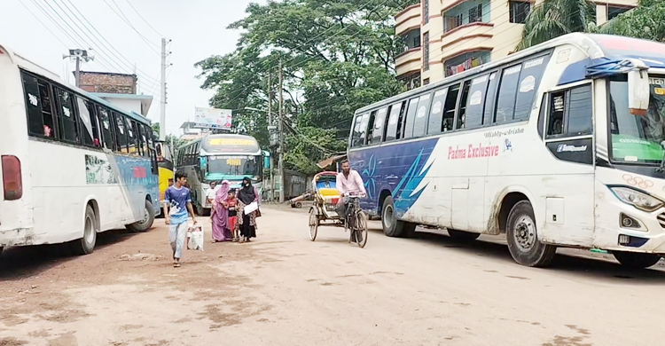 দুদিন পর ঢাকা-চাঁদপুর রুটে বাস চলাচল শুরু
