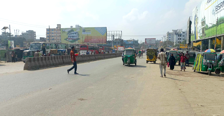 যাত্রী সংকটে বাস চলছে কম, সময়মতো ছেড়ে গেছে ট্রেন
