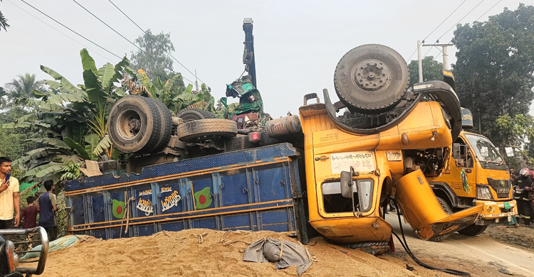 বাসের সঙ্গে সংঘর্ষে ট্রাক উল্টে অটোরিকশার ওপর, নিহত ২