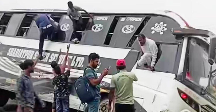 নিয়ন্ত্রণ হারিয়ে খাদে বাস, অল্পে রক্ষা ২০ যাত্রীর প্রাণ