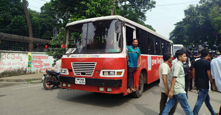 বাসে এসে ভোট দিয়ে বাসেই ফিরছেন অনাবাসিক শিক্ষার্থীরা