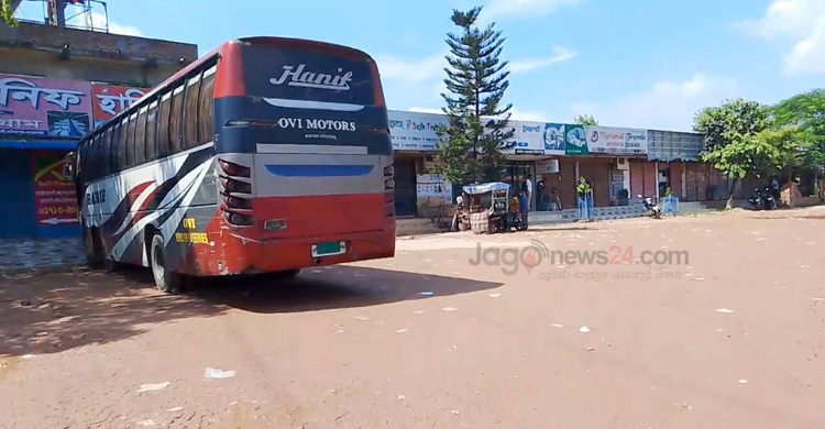 নাটোরে দ্বিতীয় দিনের মতো বাস চলাচল বন্ধ, দুর্ভোগে যাত্রীরা