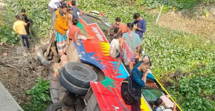 বাস উল্টে খালে, আহত ২০