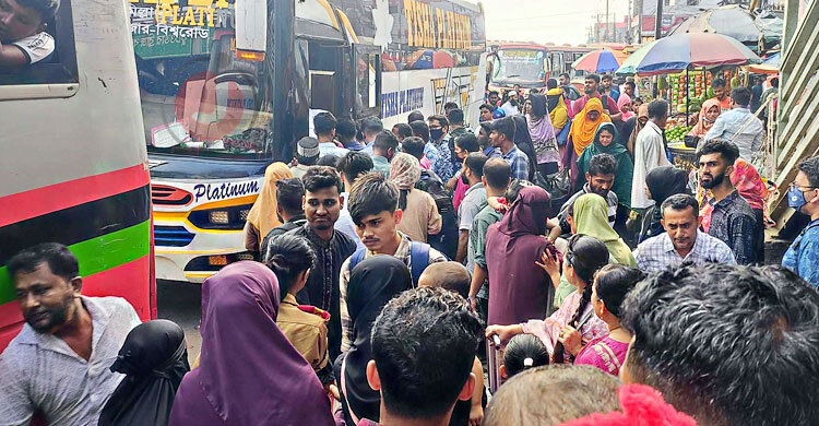 যাত্রীতে ঠাসা বাসস্ট্যান্ড, ফাঁকা ঢাকা-চট্টগ্রাম মহাসড়ক