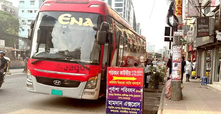 রাজধানীতে দূরপাল্লার বাস কাউন্টারের ছড়াছড়ি, সড়কে বাঁধছে তীব্র যানজট