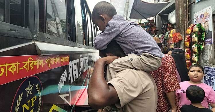 ভোর থেকেই ঈদে বাড়ি ফেরা মানুষের উপচেপড়া ভিড়