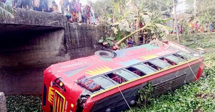 বাস উল্টে খালে, আহত ২০