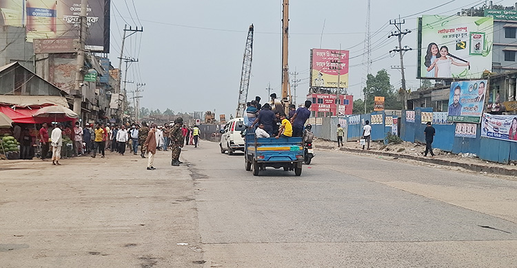 গণপরিবহন সংকট, বাসের ছাদ-ট্রাক-পিকআপে করে বাড়ি যাচ্ছে মানুষ