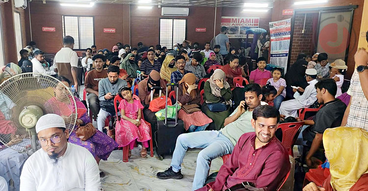 যাত্রীতে ঠাসা বাসস্ট্যান্ড, ফাঁকা ঢাকা-চট্টগ্রাম মহাসড়ক