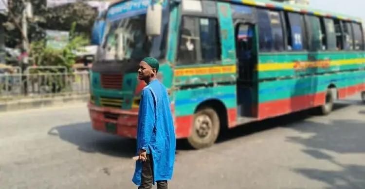 স্বাভাবিক হচ্ছে নগরজীবন: গণপরিবহন চলছে, মার্কেটও খুলেছে