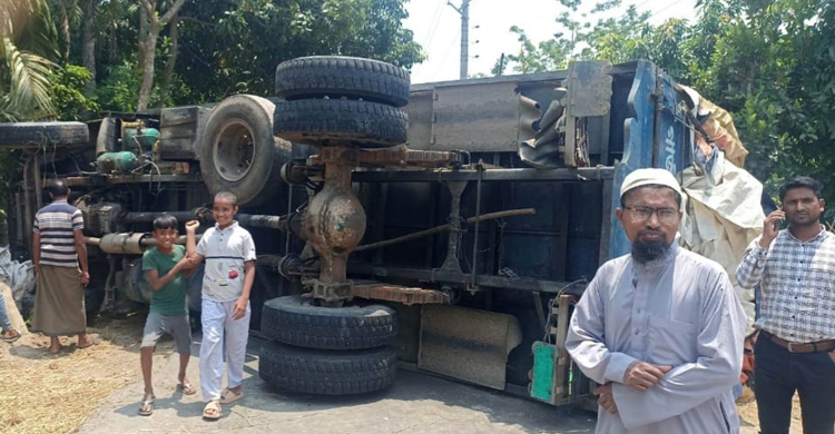 শরীয়তপুরে ট্রাক উল্টে যান চলাচল বন্ধ