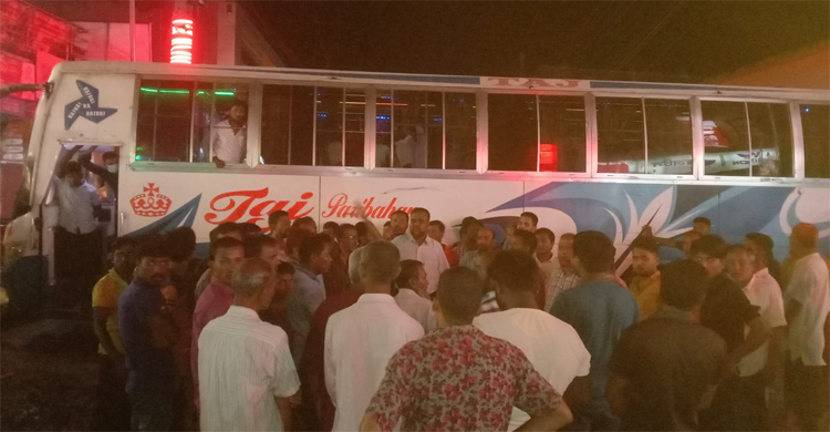 পরিবহন শ্রমিকদের সড়ক অবরোধ, ৪ ঘণ্টা পর যান চলাচল