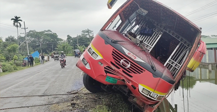 সড়কের বাঁক যখন মরণফাঁদ