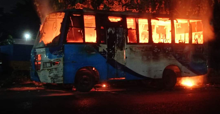 সিদ্ধিরগঞ্জে পার্কিং করা বাসে আগুন