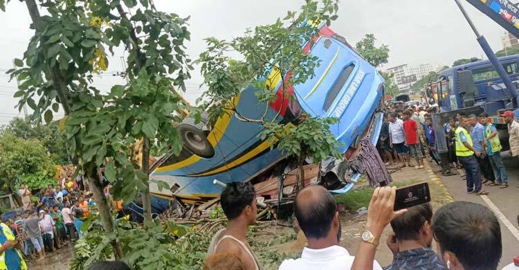 1 killed, 15 injured as bus overturns in Ctg