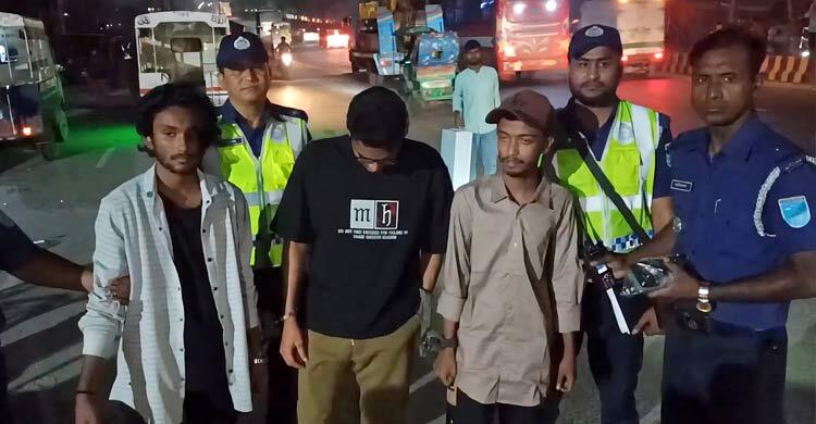 চাকু নিয়ে বাসে তিন ছিনতাইকারী, অভিযান চালিয়ে ধরলো পুলিশ