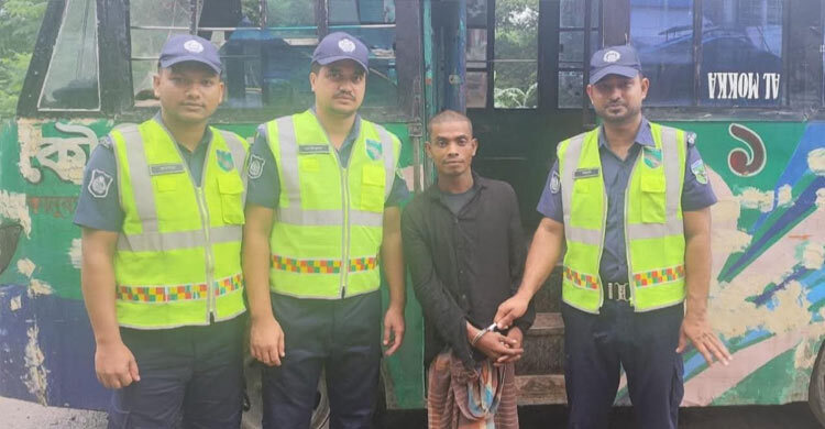 গতি কমাতে ৯৯৯-এ ফোন, পরে জানা গেলো বাসটি চুরি করে পালাচ্ছিলেন চোর