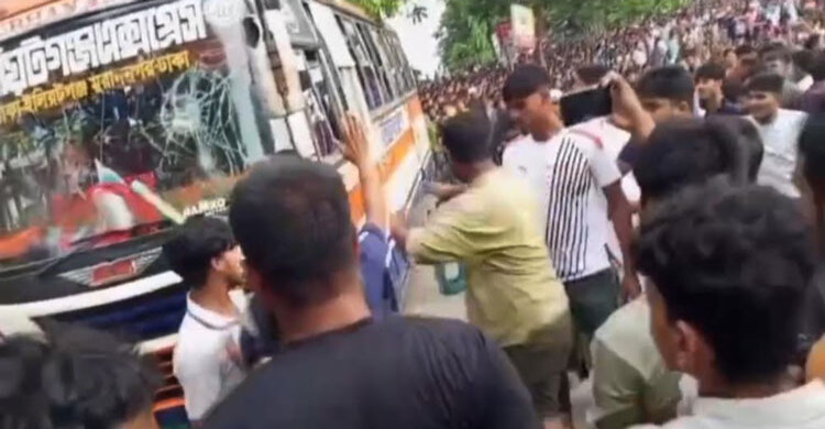 নিয়ন্ত্রণ হারিয়ে ফুটবল মাঠের দর্শকদের ওপর বেপরোয়া গতির বাস