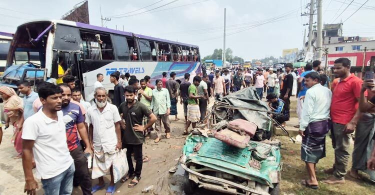 বাসের চাকা ফেটে দুই সিএনজি-রিকশাকে চাপা, আহত ৮